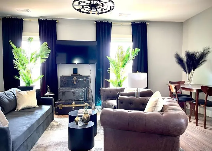 Cozy Old Chicago Apartment Evanston