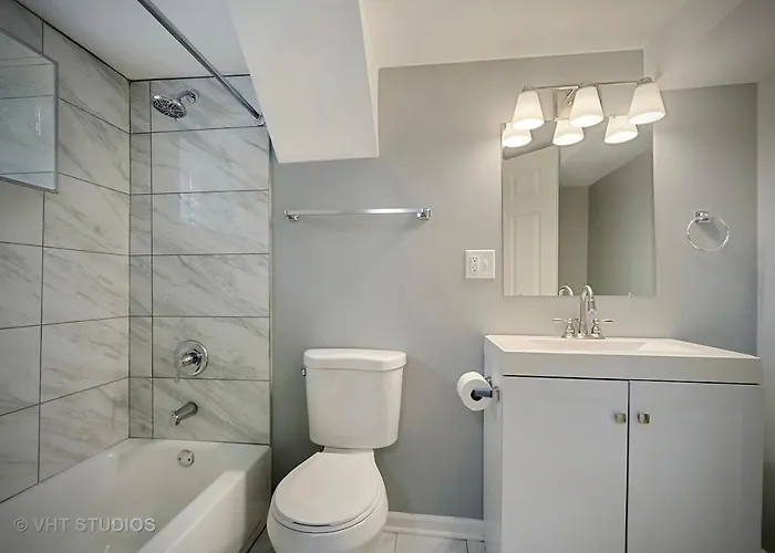 Cozy Old Chicago Apartment Evanston