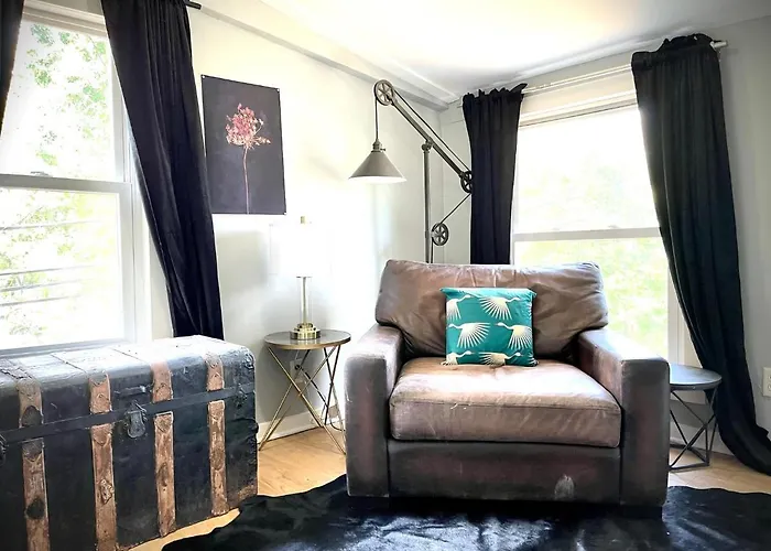 Cozy Old Chicago Apartment Evanston