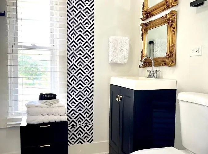 Cozy Old Chicago Apartment Evanston