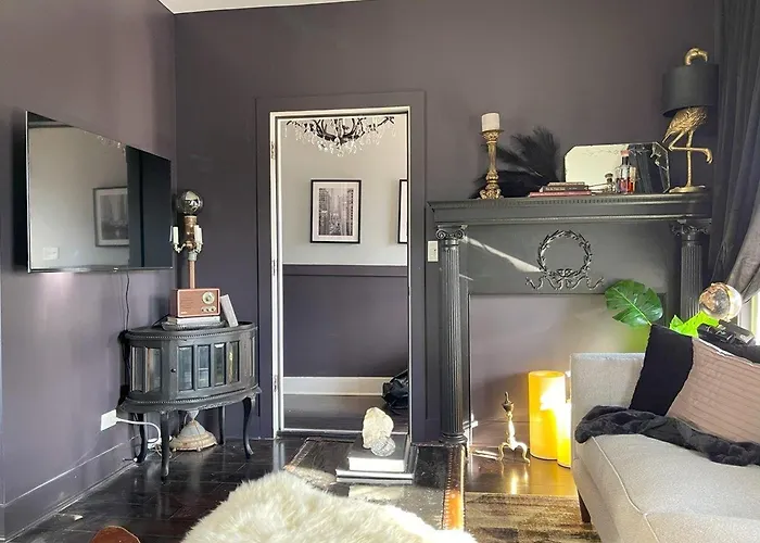Cozy Old Chicago Apartment *