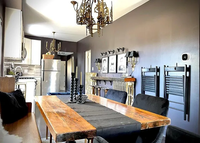 Cozy Old Chicago Apartment Evanston
